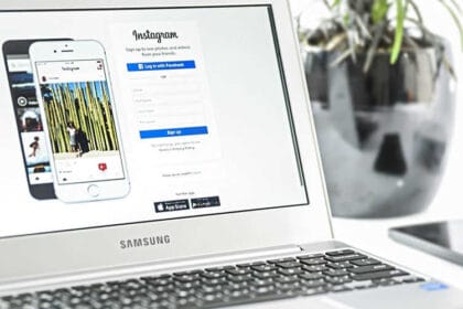 Laptop na kom je otvorena početna stranica Instagrama