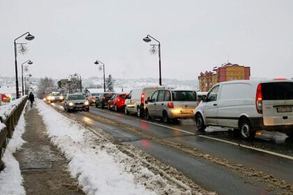 Automobili na mostu preko Morave u Čačku