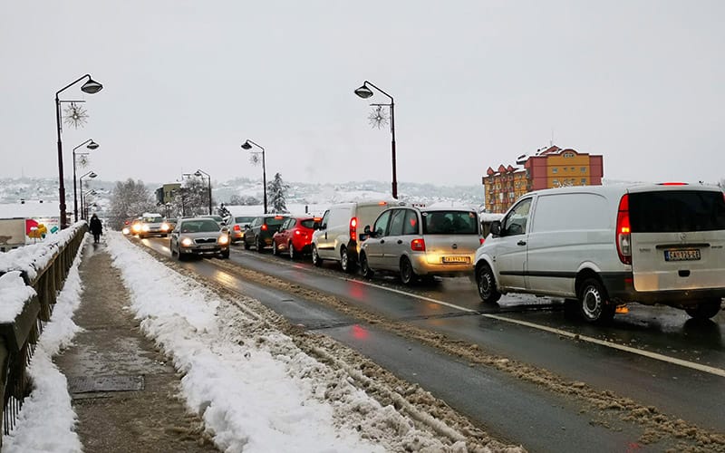 Automobili na mostu preko Morave u Čačku