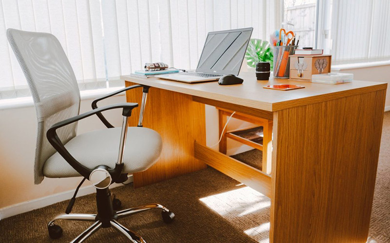 Bela Kancelarijska Stolica