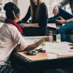 mladi-ljudi-druzenje-ucenje