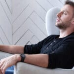muskarac-fotelja-relaksacija
