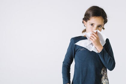 devojcica-krvarenje-iz-nosa