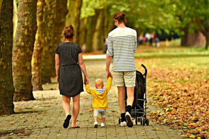 porodica-setnja-park