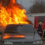 pozar-automobil-vatrogasci