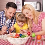 uskrs-farbanje-jaja-porodica