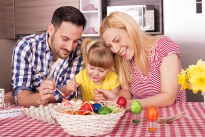 uskrs-farbanje-jaja-porodica