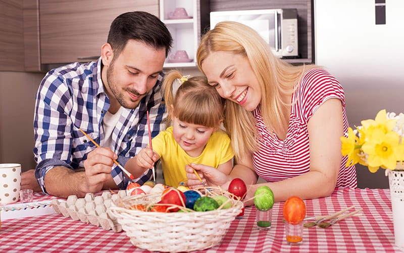 uskrs-farbanje-jaja-porodica