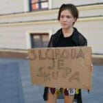 protest-cacak-sloboda-je-skupa-transparent