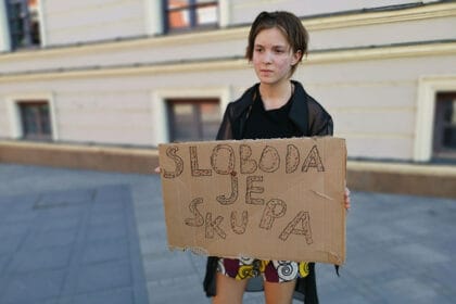protest-cacak-sloboda-je-skupa-transparent