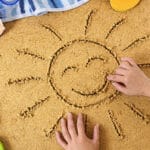 leto-deca-igra-crtanje-pesak