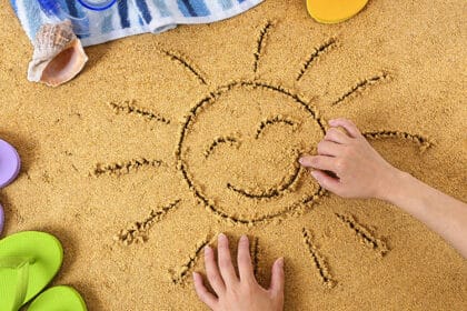 leto-deca-igra-crtanje-pesak