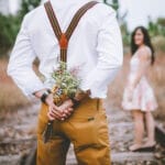 momak-devojka-iznenadjenje-cvece