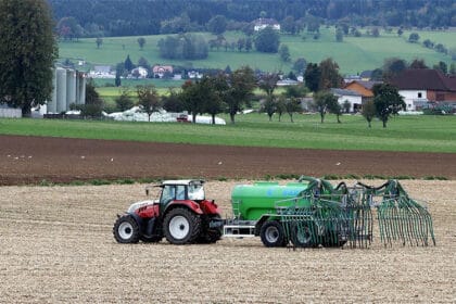 poljoprivredne-masine-traktor-njiva