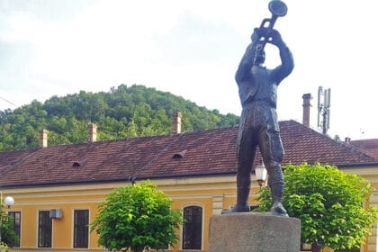 spomenik-trubacu-guca