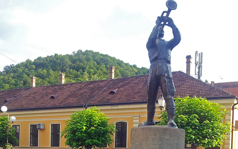 spomenik-trubacu-guca