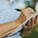 starija-zena-olovka-pisanje