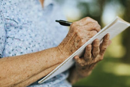 starija-zena-olovka-pisanje