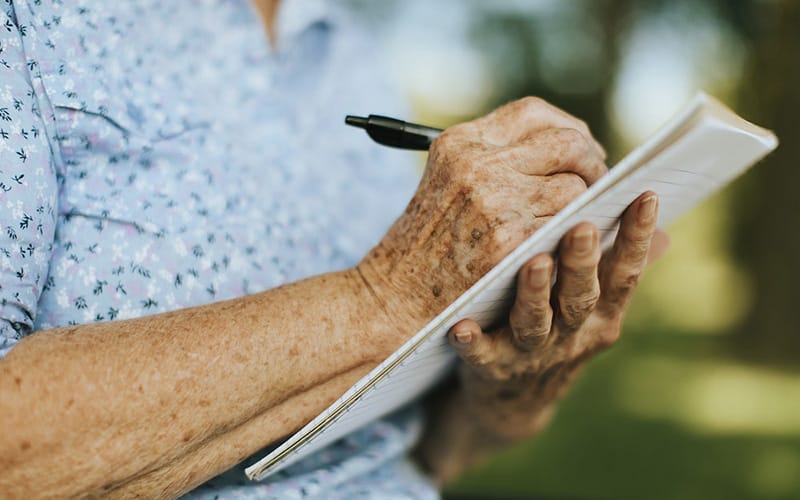 starija-zena-olovka-pisanje