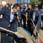 petkovic-polaganje-kamena-temeljca-za-novi-univerzitet-u-kosovskoj-mitrovici-(2)