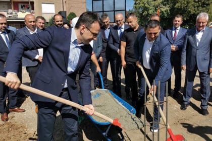 petkovic-polaganje-kamena-temeljca-za-novi-univerzitet-u-kosovskoj-mitrovici-(2)