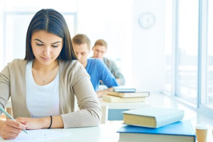 studenti-djaci-pisanje-knjige