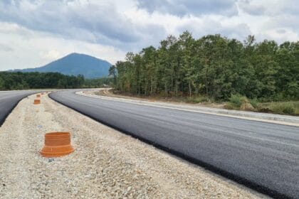 asfaltiranje-deonice-auto-puta-preljina-pakovrace