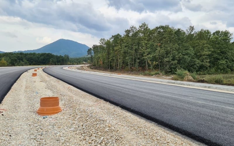 asfaltiranje-deonice-auto-puta-preljina-pakovrace
