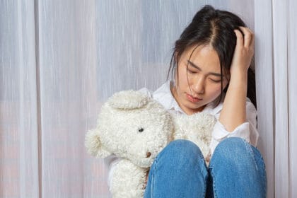 devojcica-tuga-strah-igracka