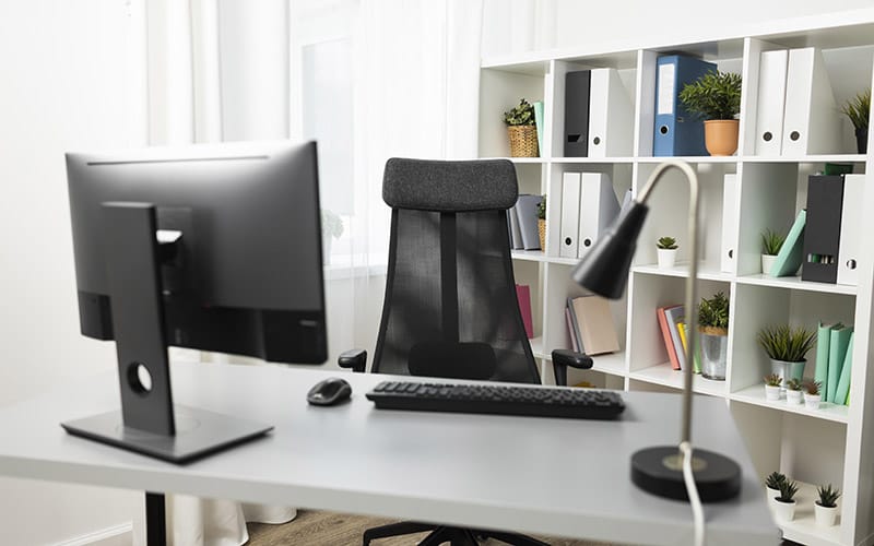 kancelarija-racunar-radni-sto-stolica