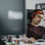 rad-od-kuce-racunar-momak