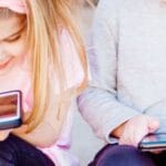 devojcica-decak-mobilni-telefon