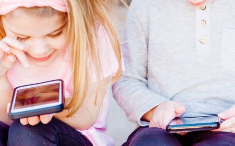 • N2 portal devojcica-decak-mobilni-telefon