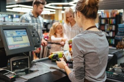 prodavnica-roba-naplata-kasa-kasirka