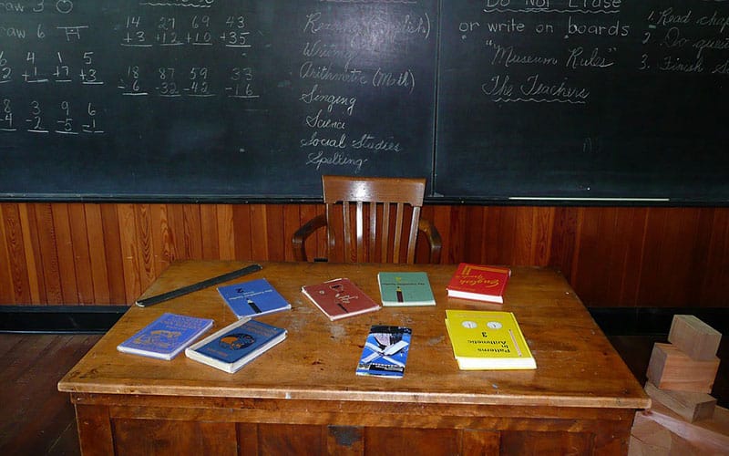skola-katedra-tabla-knjige