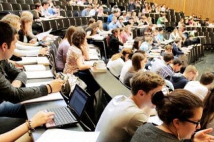 studenti-amfiteatar-fakultet