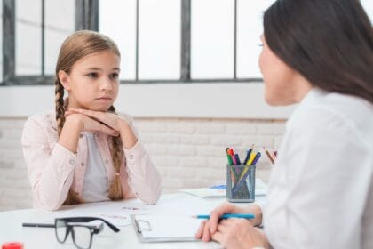 devojcica-razgovor-anksioznost-psiholog