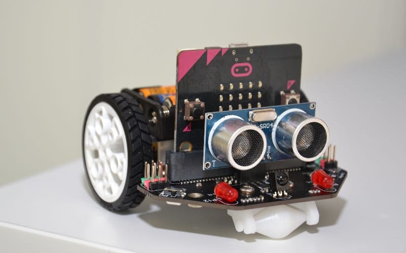 micro-maqueen-roboti-u-biblioteci-cacak-2