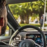 muskarac-vozac-automobil-mercedes
