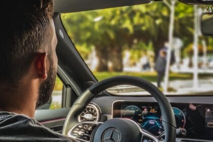 muskarac-vozac-automobil-mercedes
