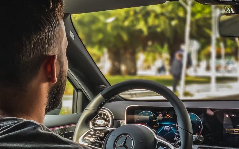 muskarac-vozac-automobil-mercedes