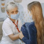 doktor-devojcica-pregled