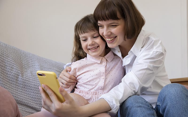 mama-cerka-telefon-selfi