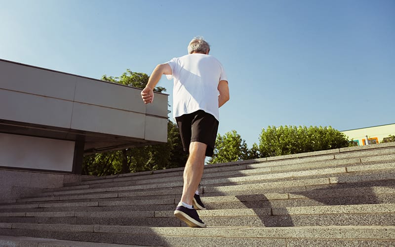 muskarac-vezbanje-trcanje-stepenice