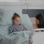 devojcica-u-krevetu-bolnica