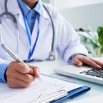 doktor-laptop-pisanje