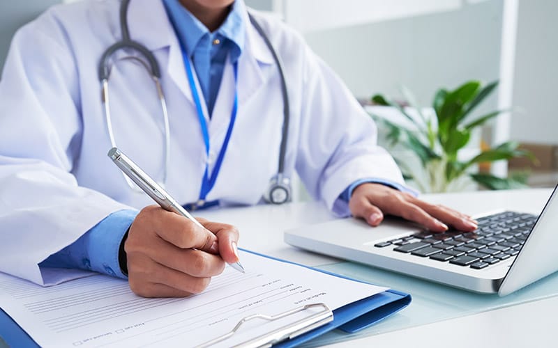 doktor-laptop-pisanje