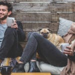 momak-devojka-mops-sedenje