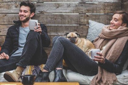 momak-devojka-mops-sedenje