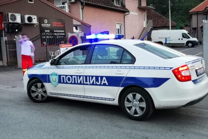 policija-automobil-rotacija